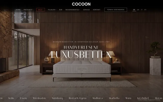 Startseite von Cocoon Luxusbetten mit Boxspringbett in einem Interieur aus dunklem Holz