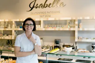 Inhaberin der Isabella glutenfreien Patisserie in ihrem Geschäft