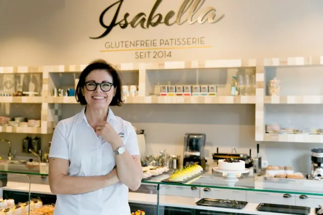 Inhaberin der Isabella glutenfreien Patisserie in ihrem Geschäft