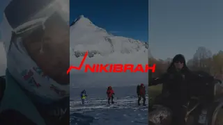 Kampagnenmotiv für Nikibrah mit Bergsteigern im Schnee