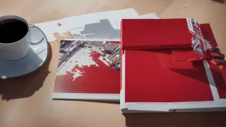 Printmaterial für Realogis auf einem Holztisch